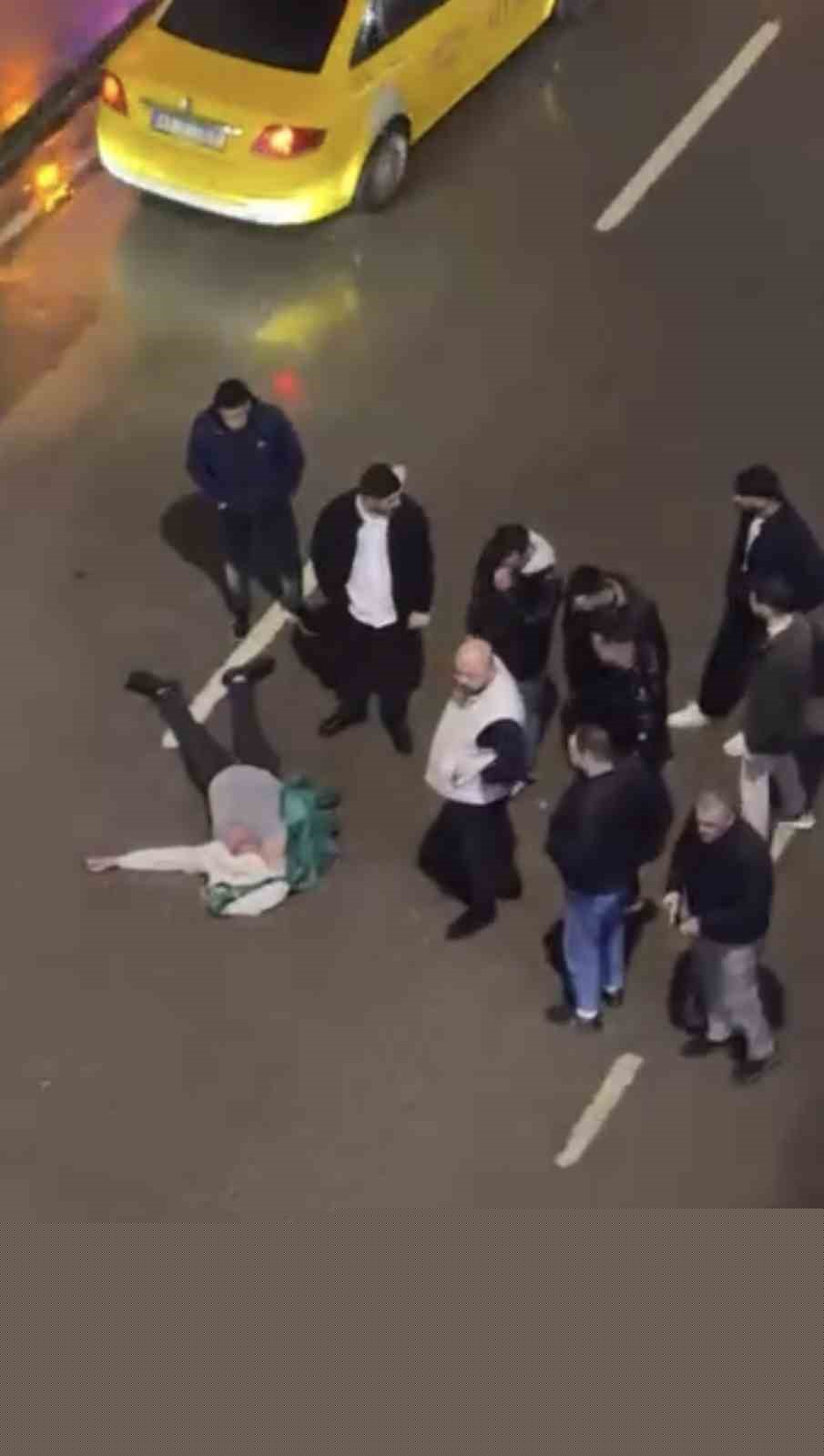 Cadde ortasında dehşet anları: Tekme ve yumruklara feci şekilde darbedildi
