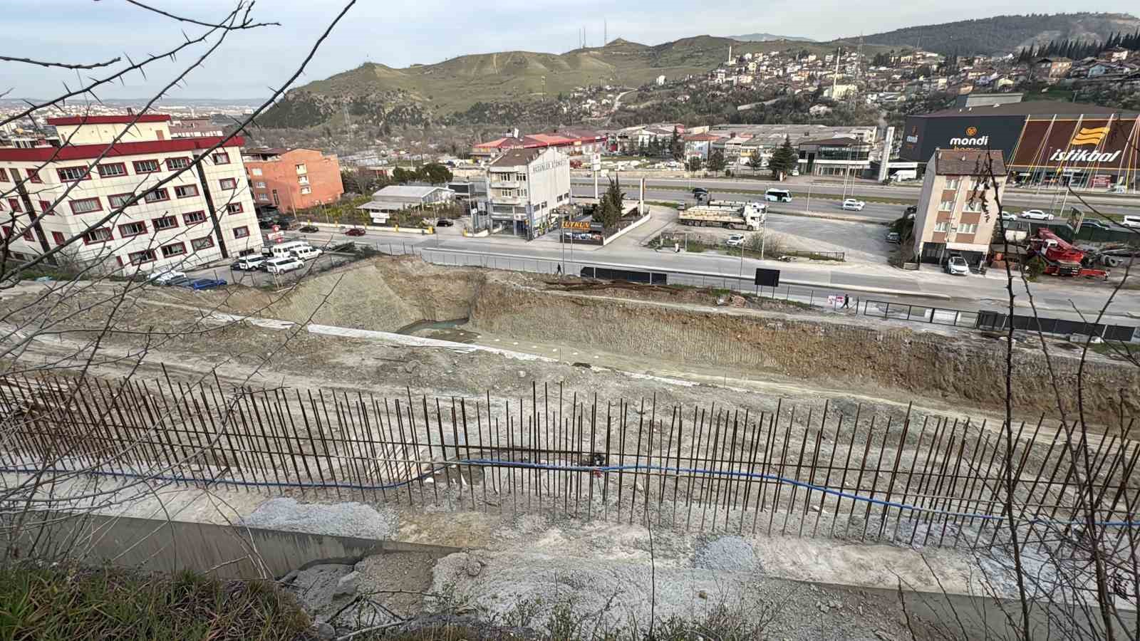 Cadde yolunda oluşan çatlaklıklar tehlike oluşturuyor
