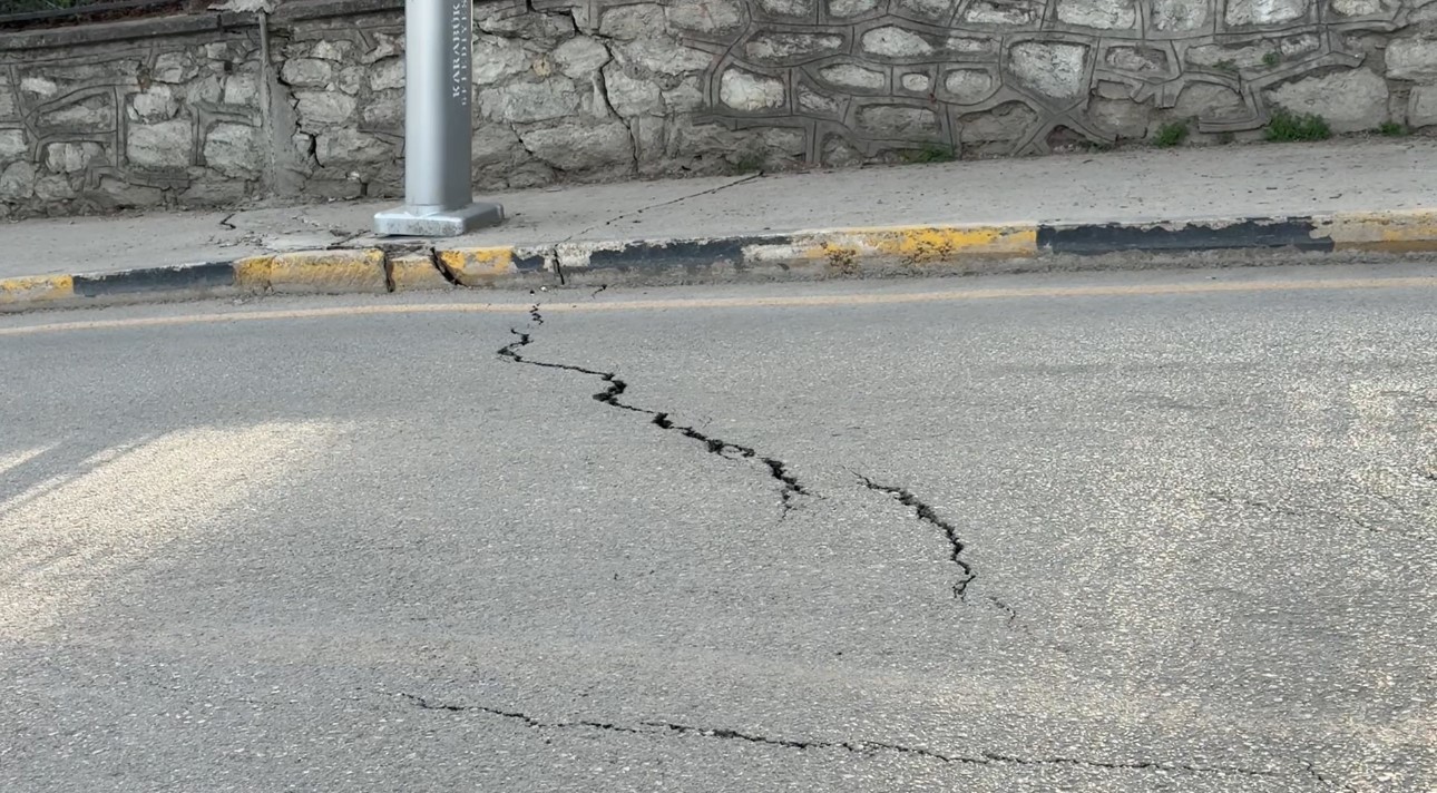 Cadde yolunda oluşan çatlaklıklar tehlike oluşturuyor
