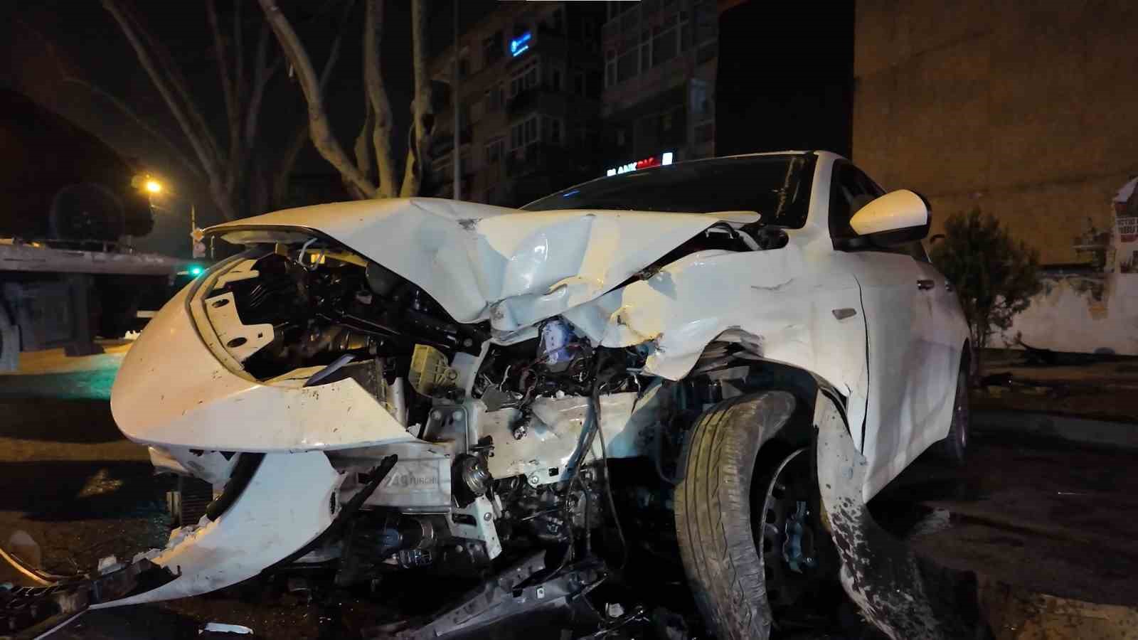 Caddebostan’da makas atan sürücü lüks araca çarpıp kaçtı
