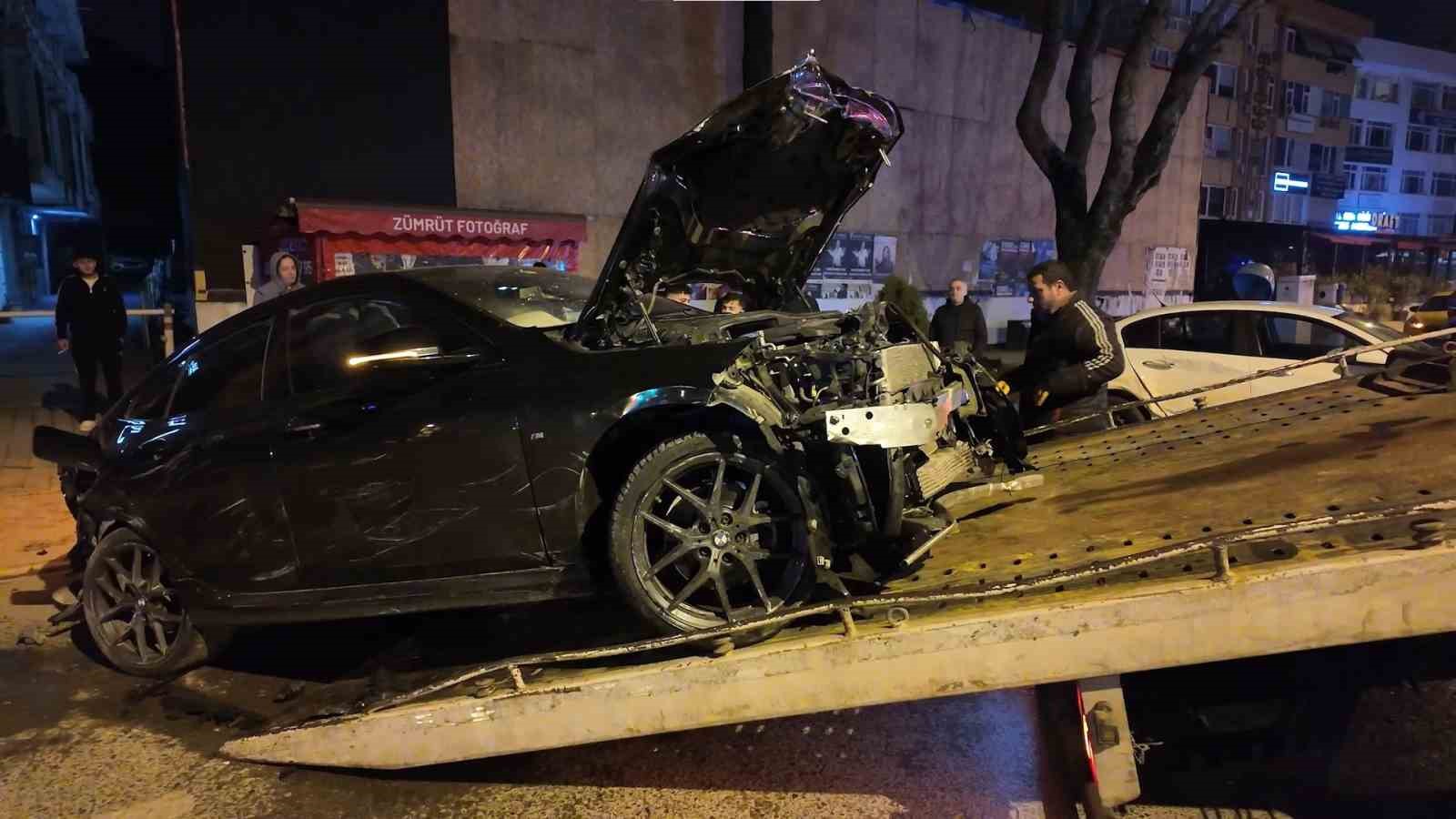 Caddebostan’da makas atan sürücü lüks araca çarpıp kaçtı
