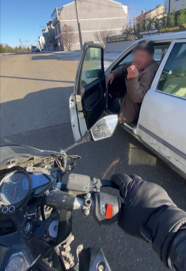 Caddeye kontrolsüz çıkan araca çarpmaktan kıl payı kurtuldu
