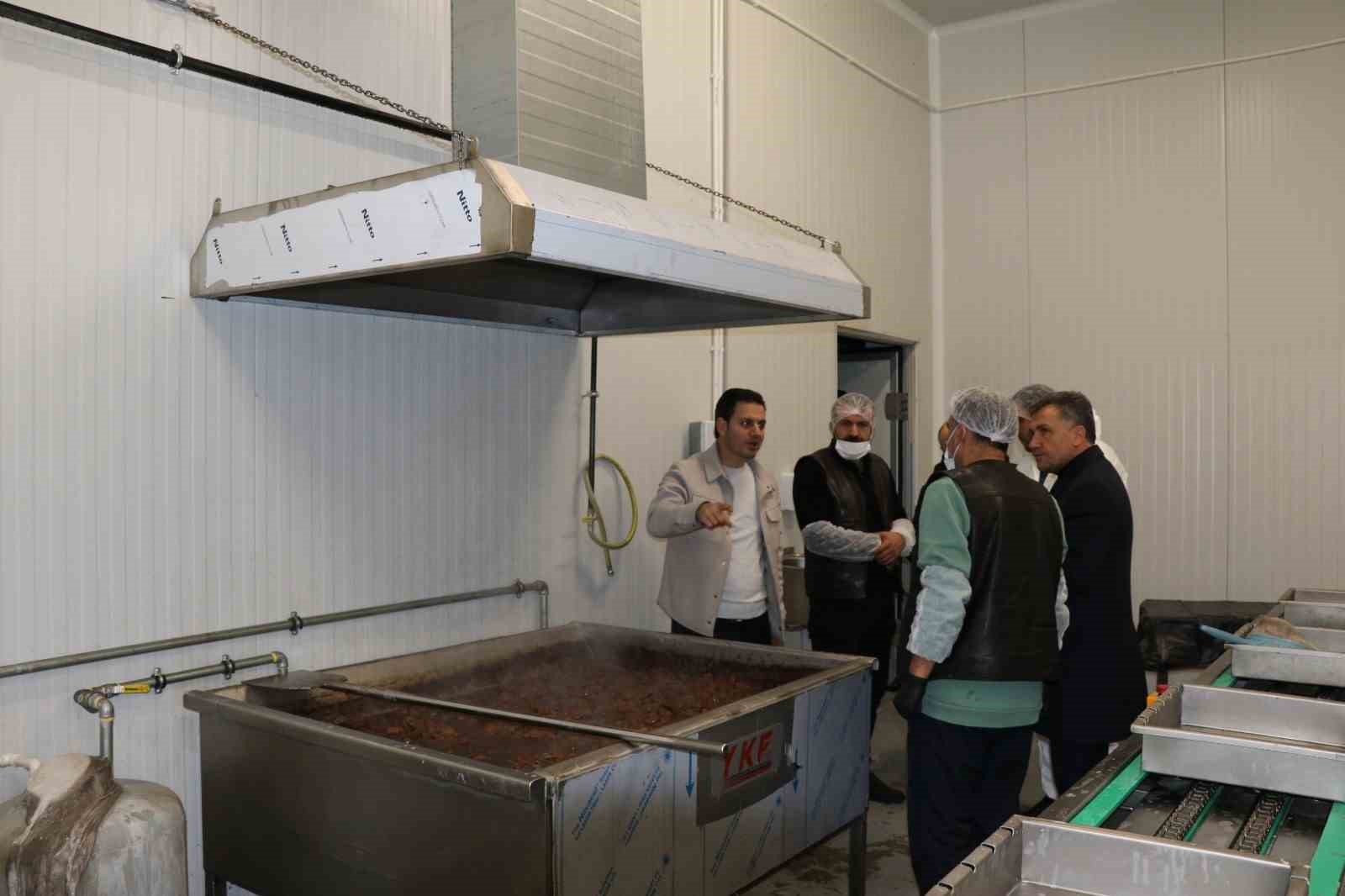 Cağ kebabın başkenti Oltu’da kavurma ve sucuk üretimi yapıyorlar
