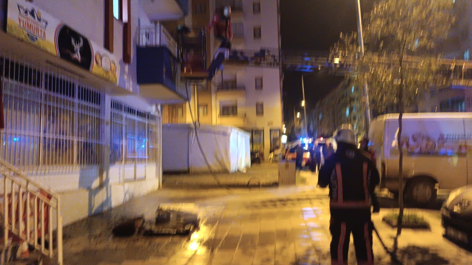 Çakmakla oyun evi yaktı
