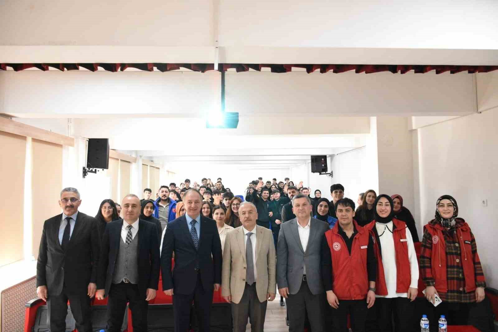 Çakmur; "Sizi başkanlarından ayıracak mutlak bir özelliğiniz olsun"
Çakmur; "Sizi başkanlarından ayıracak mutlak bir özelliğiniz olsun"