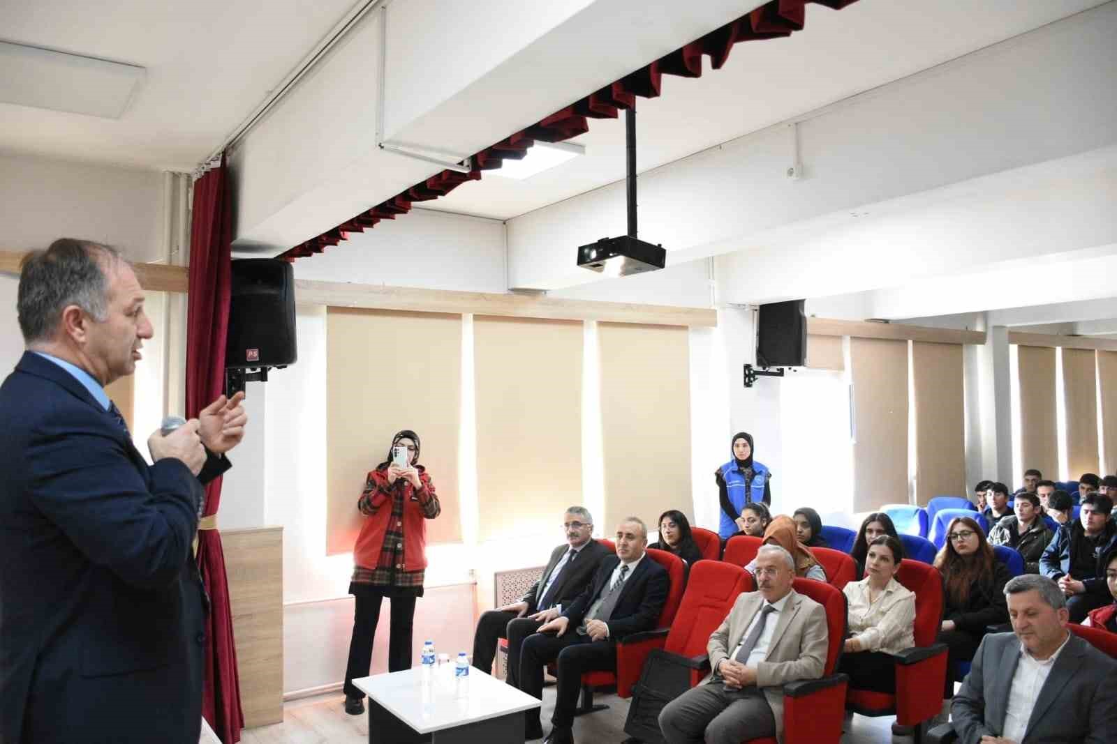 Çakmur; "Sizi başkanlarından ayıracak mutlak bir özelliğiniz olsun"
Çakmur; "Sizi başkanlarından ayıracak mutlak bir özelliğiniz olsun"