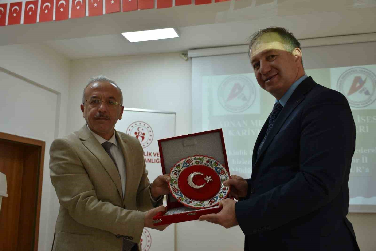 Çakmur; "Sizi başkanlarından ayıracak mutlak bir özelliğiniz olsun"
Çakmur; "Sizi başkanlarından ayıracak mutlak bir özelliğiniz olsun"