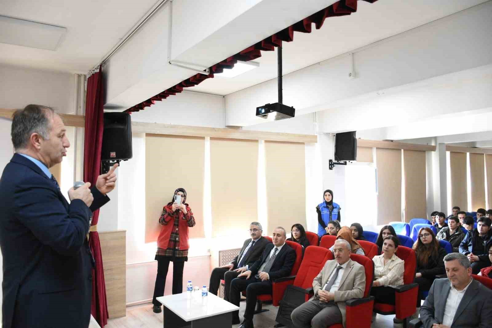 Çakmur; "Sizi başkanlarından ayıracak mutlak bir özelliğiniz olsun"
Çakmur; "Sizi başkanlarından ayıracak mutlak bir özelliğiniz olsun"