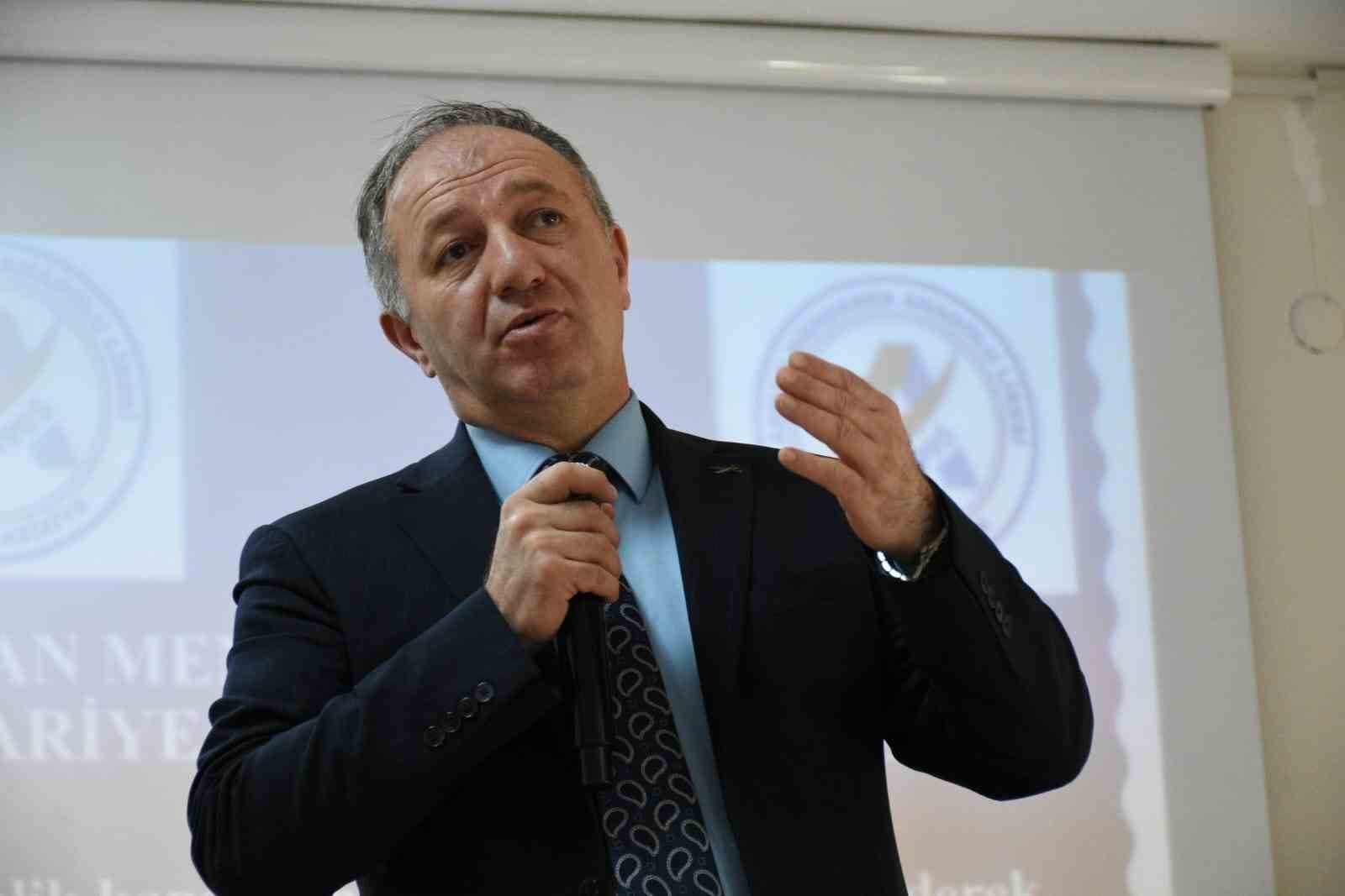 Çakmur; "Sizi başkanlarından ayıracak mutlak bir özelliğiniz olsun"
Çakmur; "Sizi başkanlarından ayıracak mutlak bir özelliğiniz olsun"