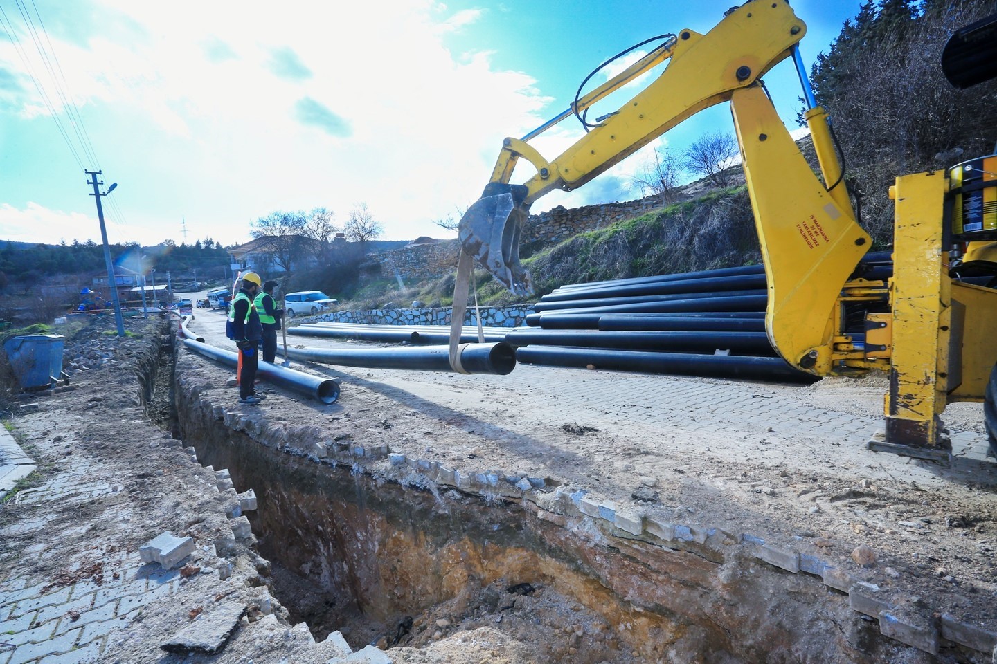 Çal’da ekonomik ömrünü tamamlayan hatlar bir bir yenileniyor
