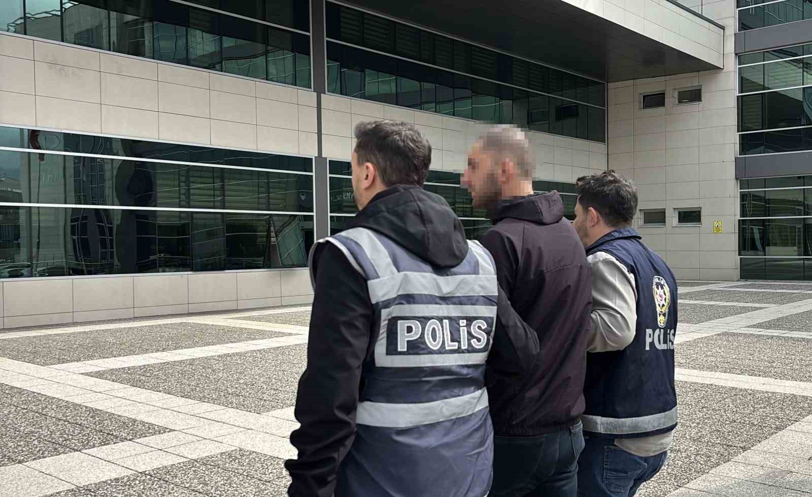 Çaldığı kamyonla eski sevgilisinin evine gitti, camdan girdiği evden laptop çaldı
