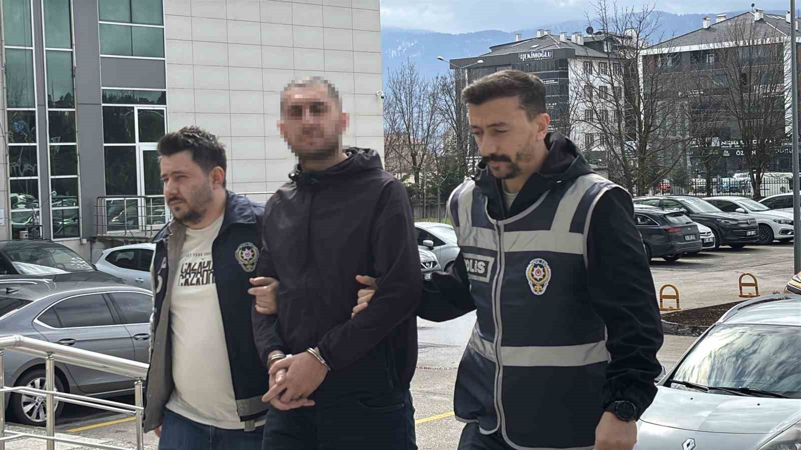 Çaldığı kamyonla eski sevgilisinin evine gitti, camdan girdiği evden laptop çaldı
