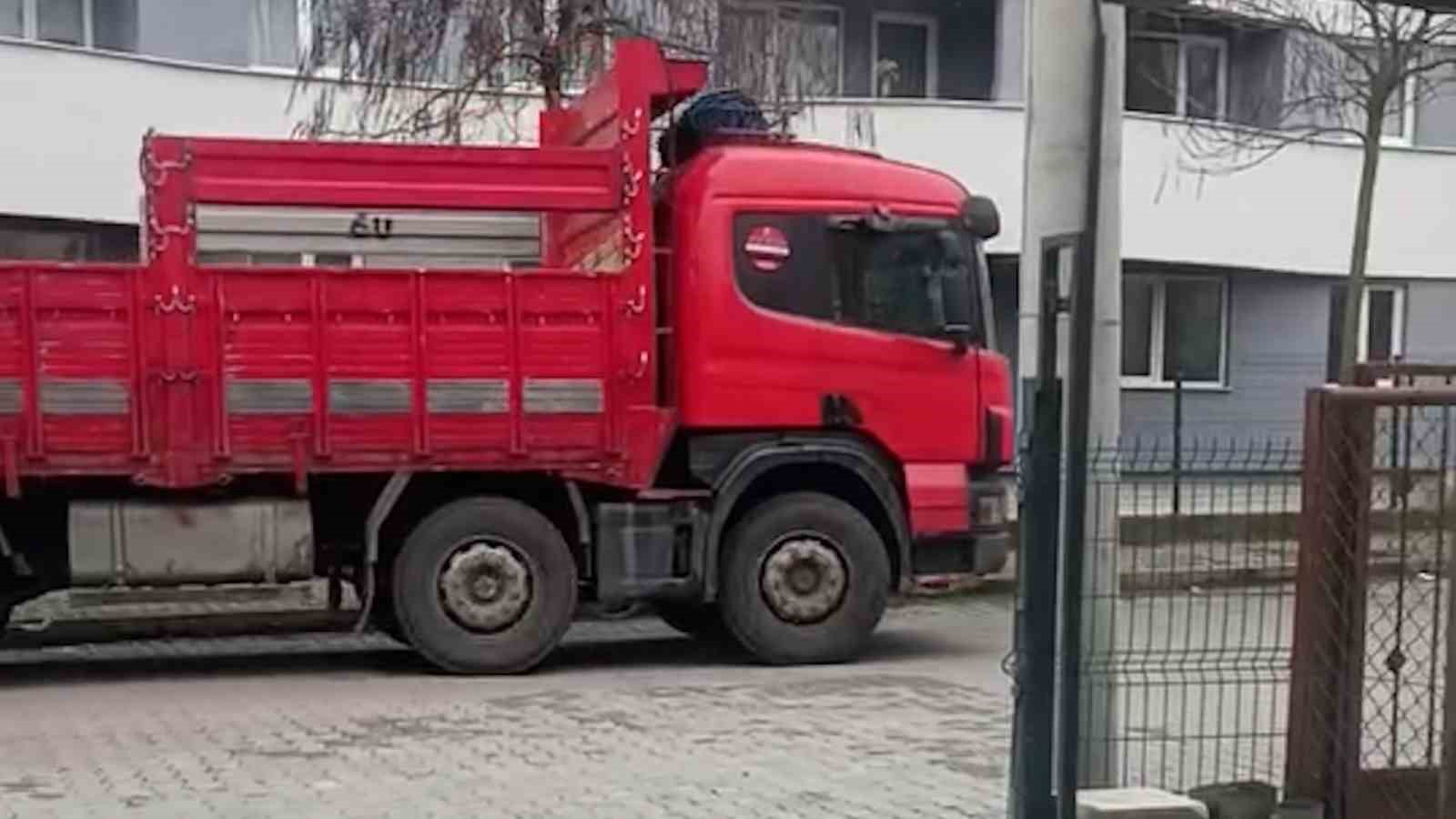 Çaldığı kamyonla eski sevgilisinin evine gitti, camdan girdiği evden laptop çaldı
