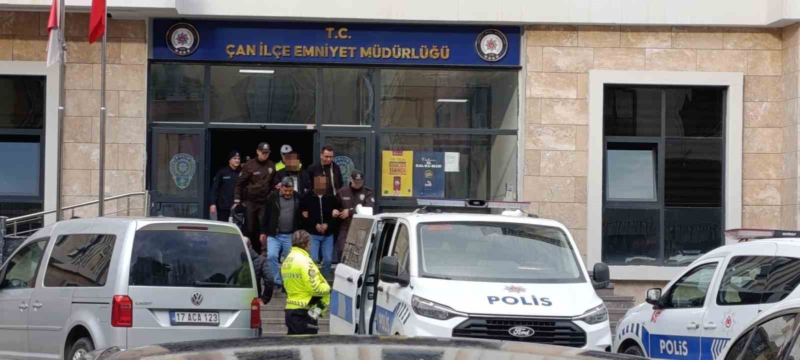 Çaldıkları araçla Edremit’te yakalanan 2 şüpheli tutuklandı
