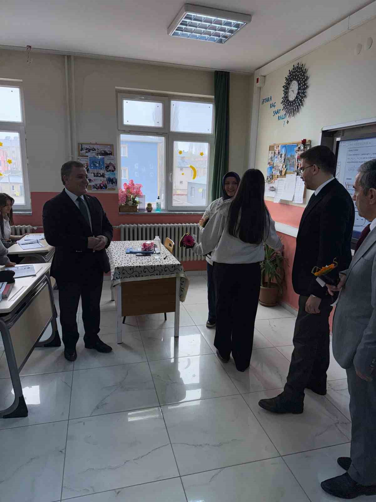 Çaldıran Müftülüğünden öğretmenlere "Geçmiş Olsun" çiçeği
