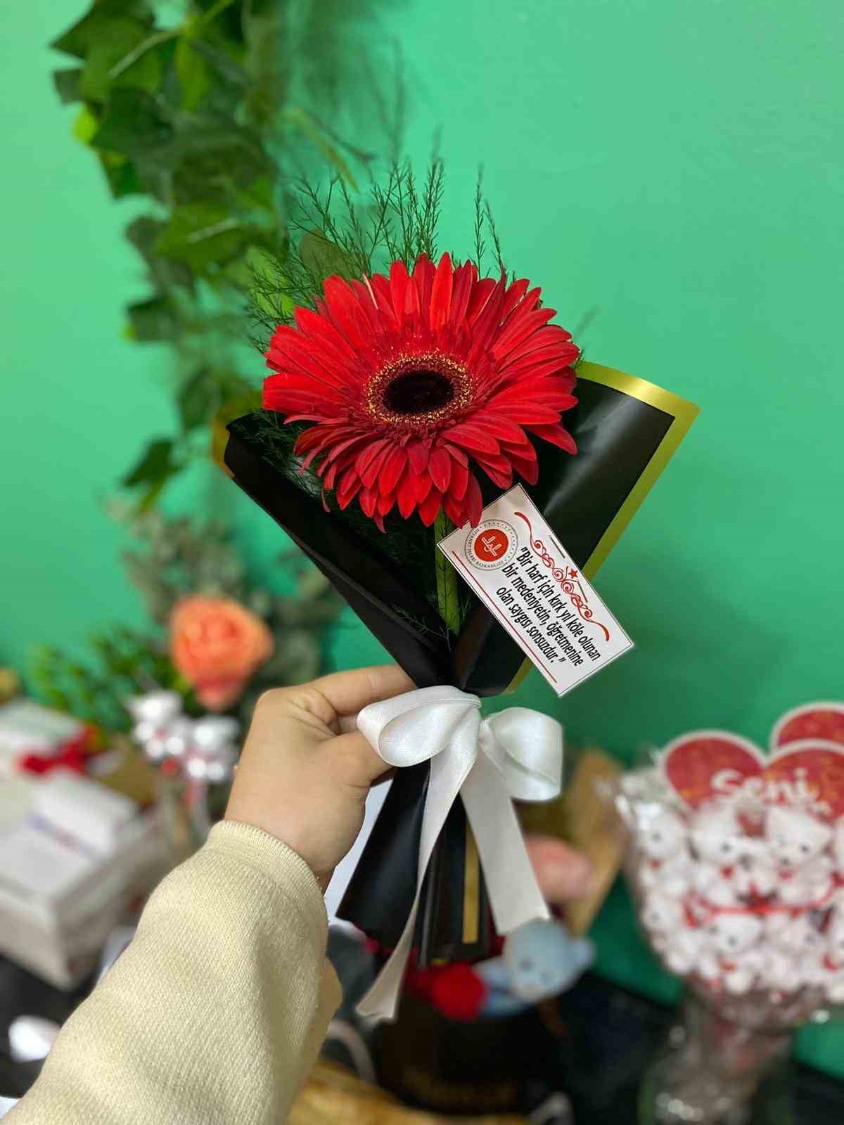 Çaldıran Müftülüğünden öğretmenlere "Geçmiş Olsun" çiçeği
