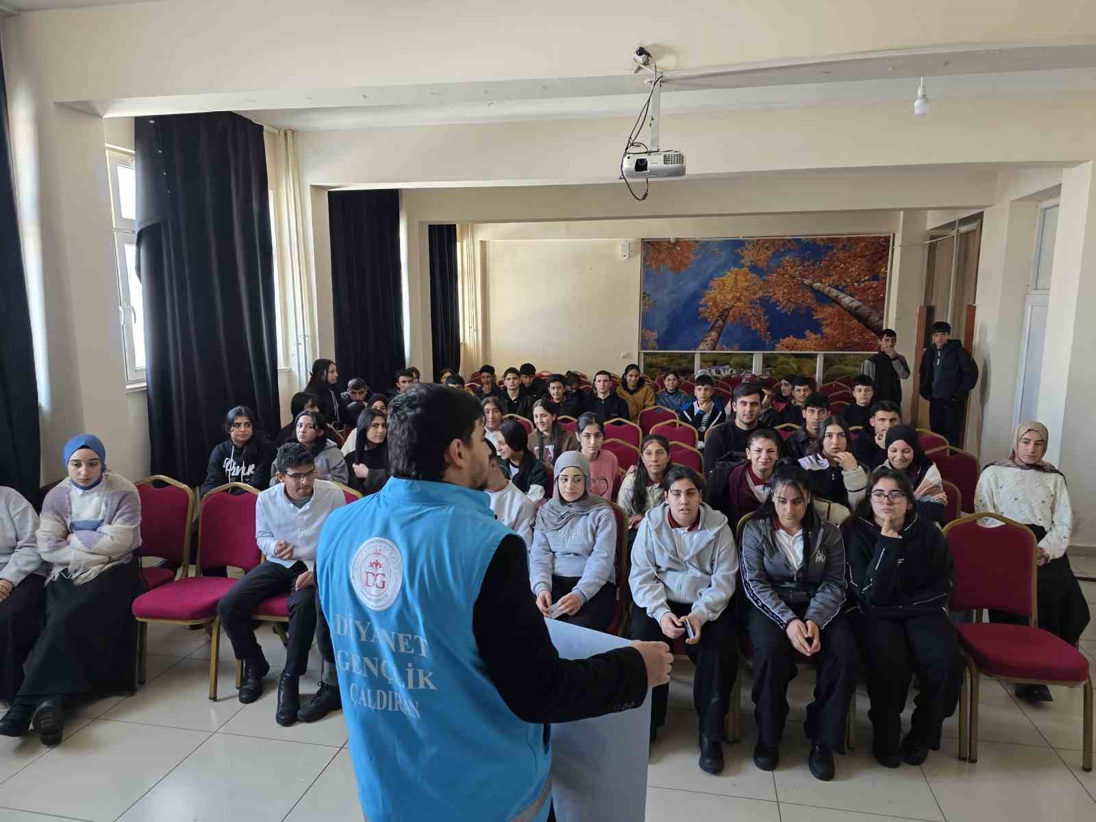 Çaldıran’da gençlik huzura koşuyor: Kitaplar müftülükten gayret gençlerden
