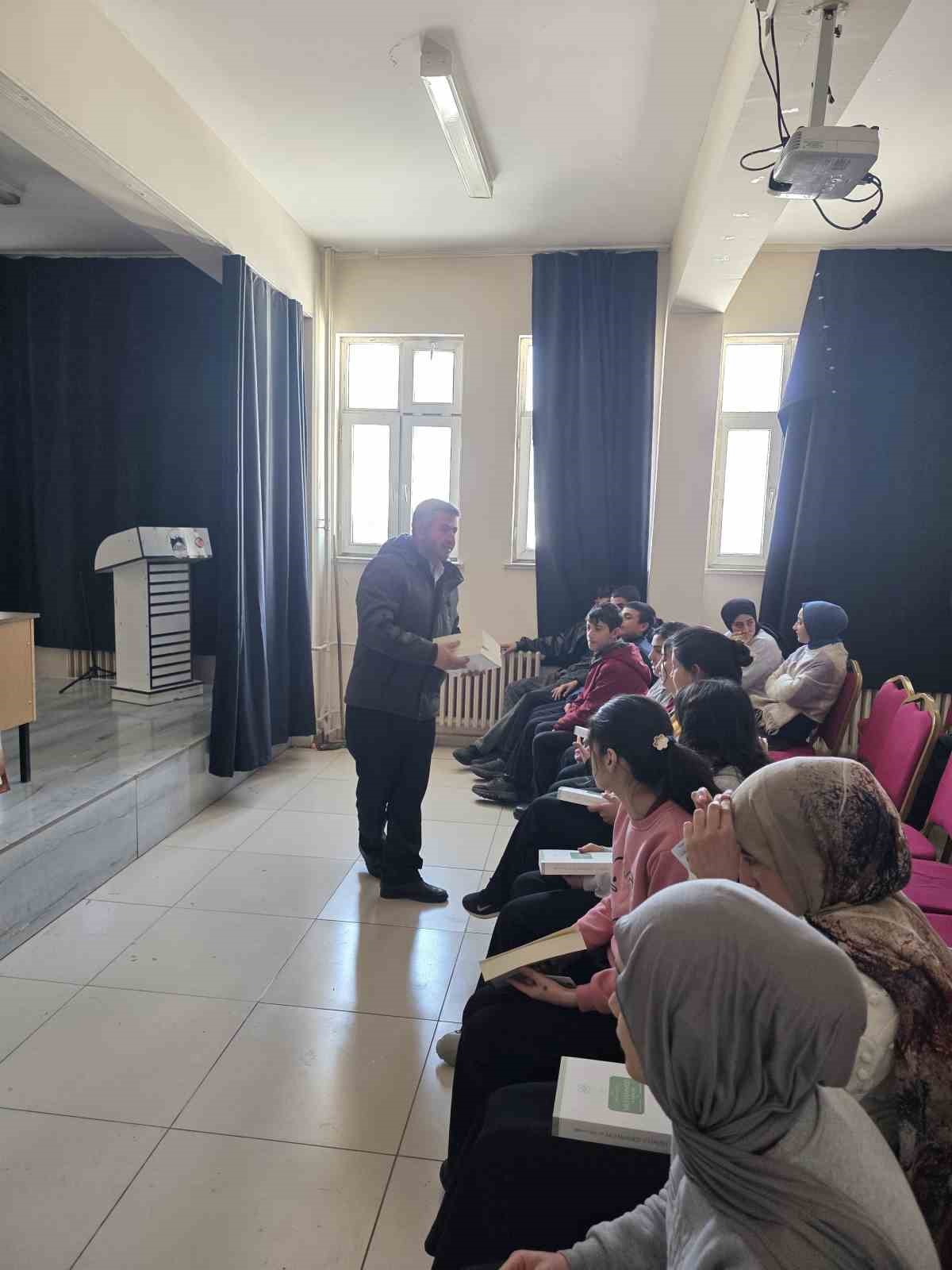 Çaldıran’da gençlik huzura koşuyor: Kitaplar müftülükten gayret gençlerden
