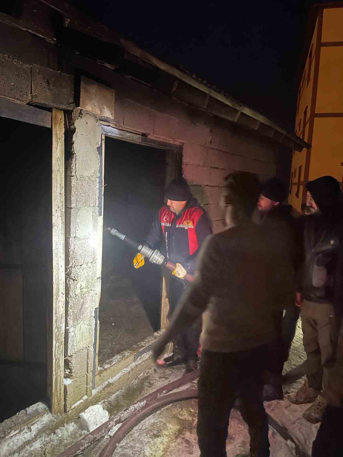 Çaldıran’da odunluk yangını
