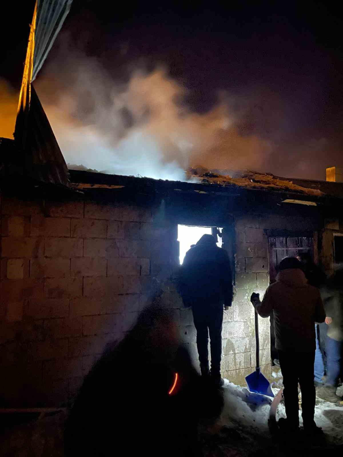 Çaldıran’da odunluk yangını
