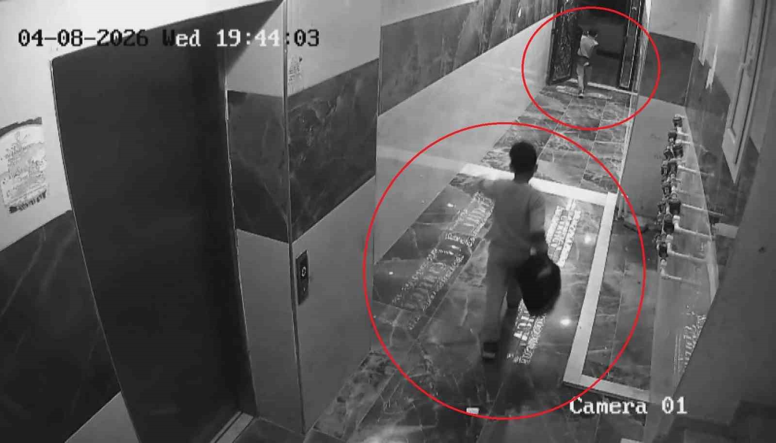 Çalınan ayakkabılarının peşine düşen adam, çocuk hırsızların evinde onlarca ayakkabıyla karşılaştı
