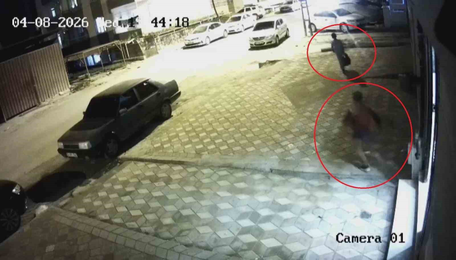 Çalınan ayakkabılarının peşine düşen adam, çocuk hırsızların evinde onlarca ayakkabıyla karşılaştı
