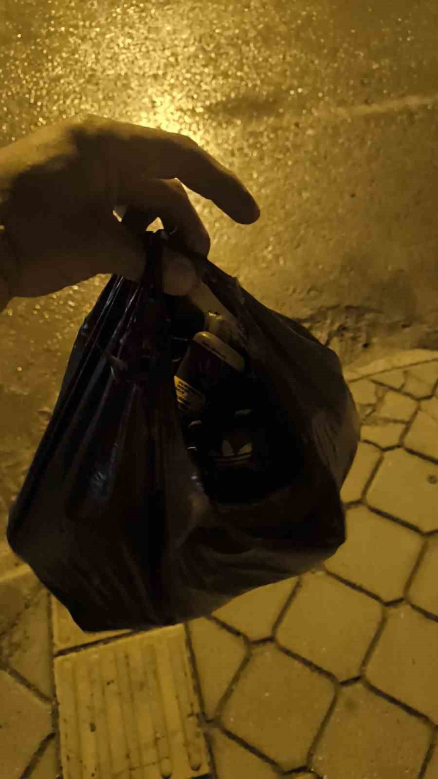 Çalınan ayakkabılarının peşine düşen adam, çocuk hırsızların evinde onlarca ayakkabıyla karşılaştı
