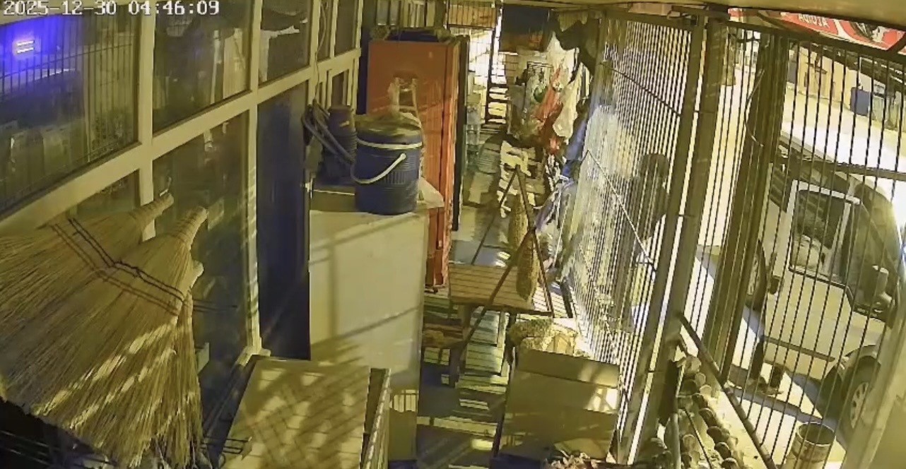 Çalıntı araçla geldiler, marketi soydular: 1 şüpheli tutuklandı
Çalıntı araçla geldiler, marketi soydular: 1 şüpheli tutuklandı