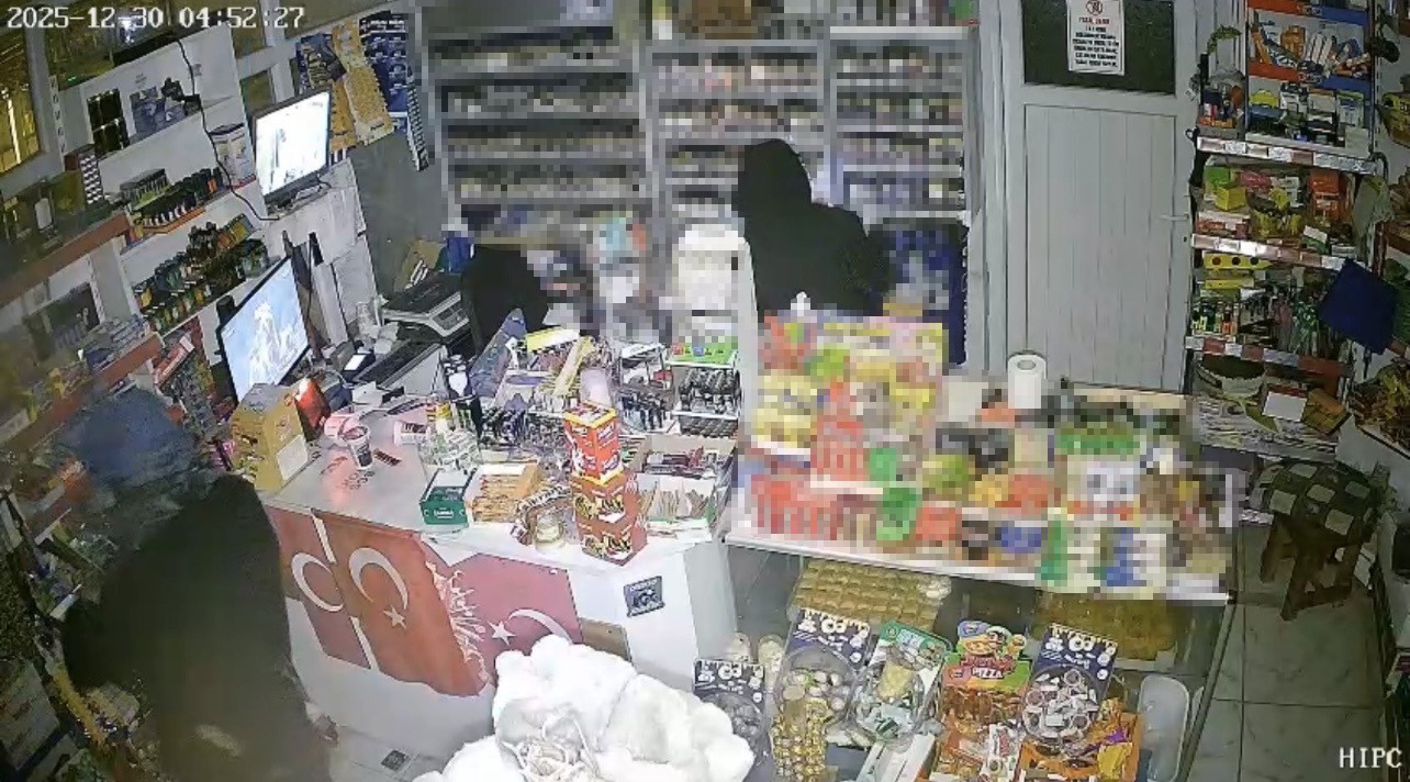 Çalıntı araçla geldiler, marketi soydular: 1 şüpheli tutuklandı
Çalıntı araçla geldiler, marketi soydular: 1 şüpheli tutuklandı