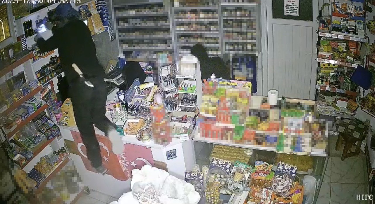 Çalıntı araçla geldiler, marketi soydular: 1 şüpheli tutuklandı
Çalıntı araçla geldiler, marketi soydular: 1 şüpheli tutuklandı