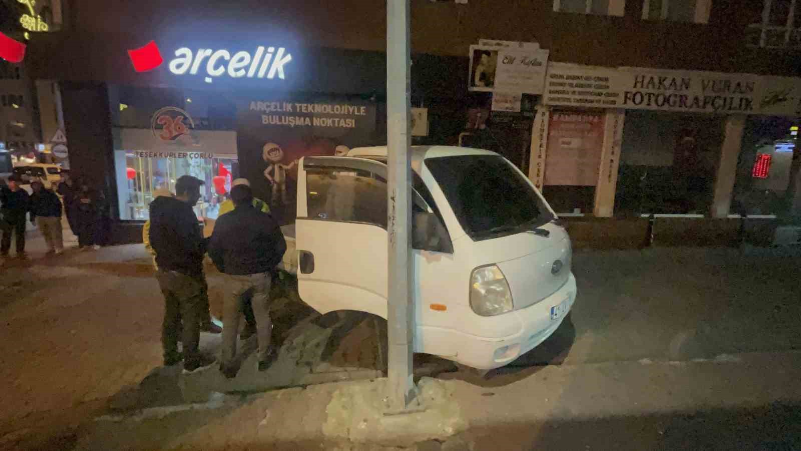 Çalıntı araçla yakıt alırken polisi gördü, kaçarken direğe çarptı
