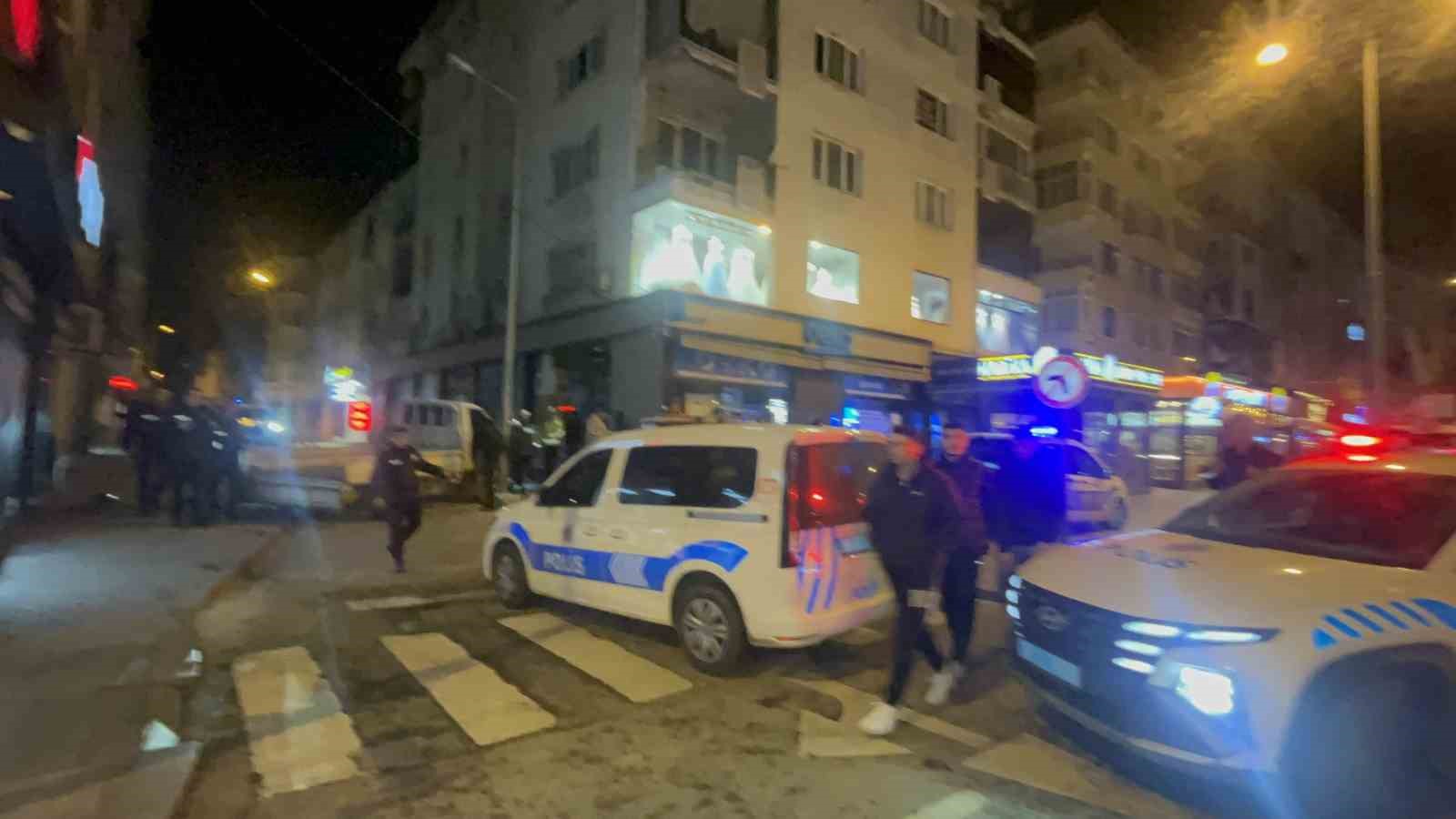 Çalıntı araçla yakıt alırken polisi gördü, kaçarken direğe çarptı
