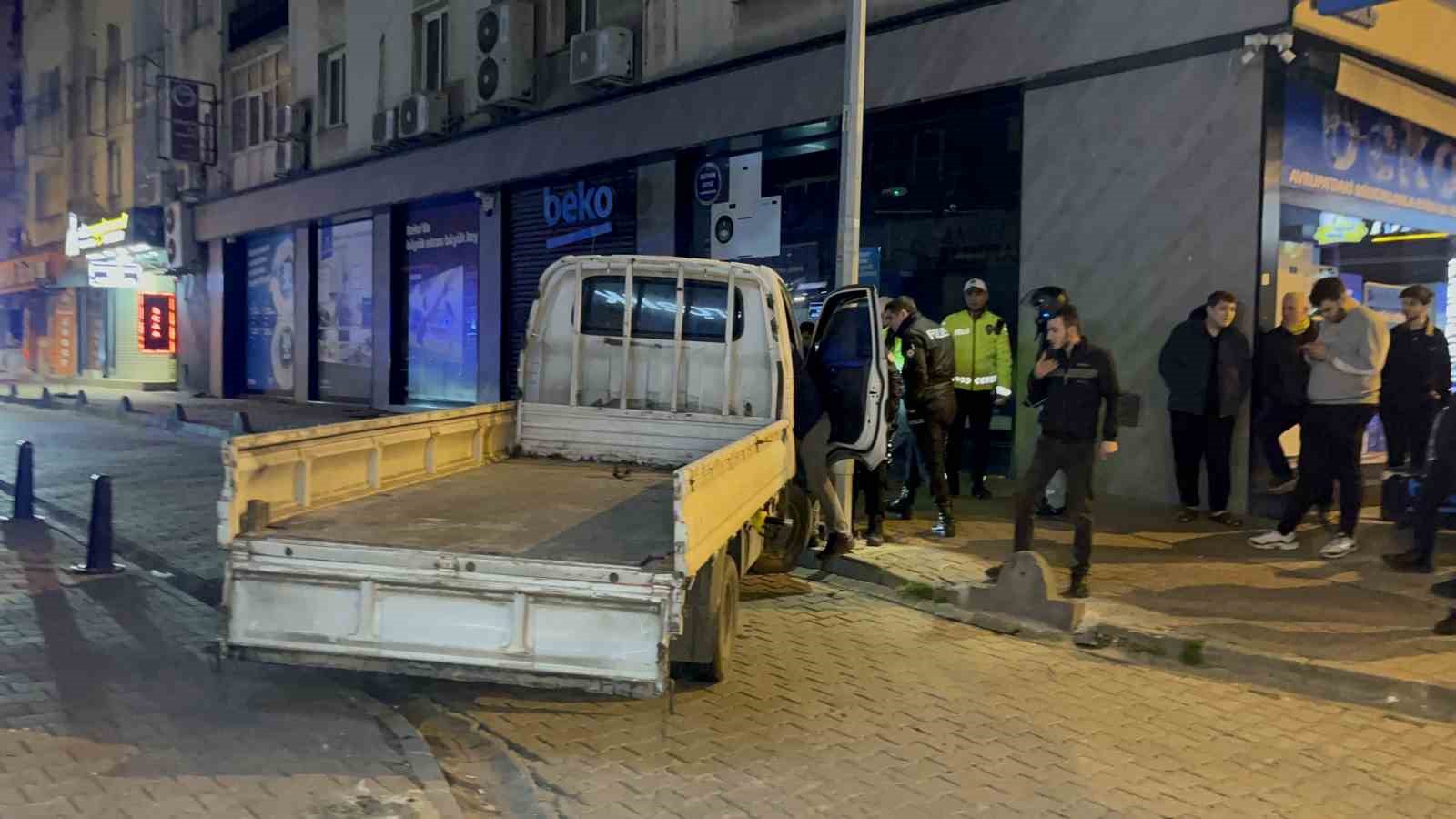 Çalıntı araçla yakıt alırken polisi gördü, kaçarken direğe çarptı
