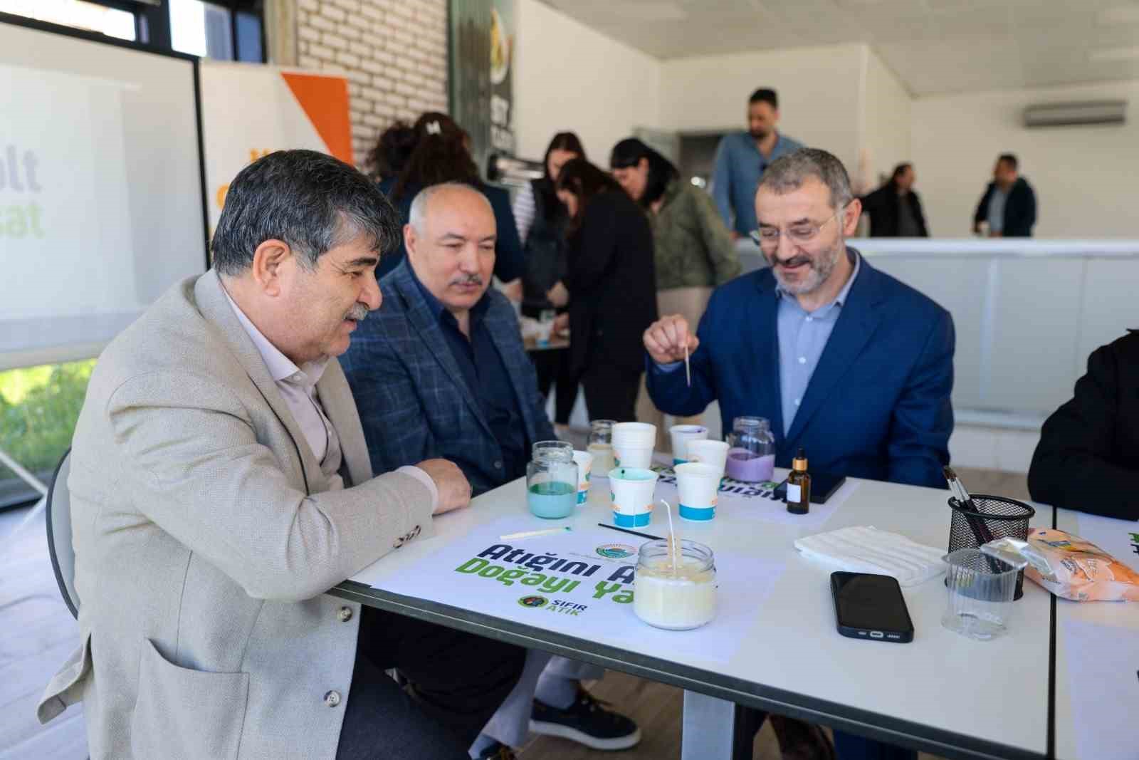 Cam atıklar değerleniyor, kavanozlar mum oluyor
