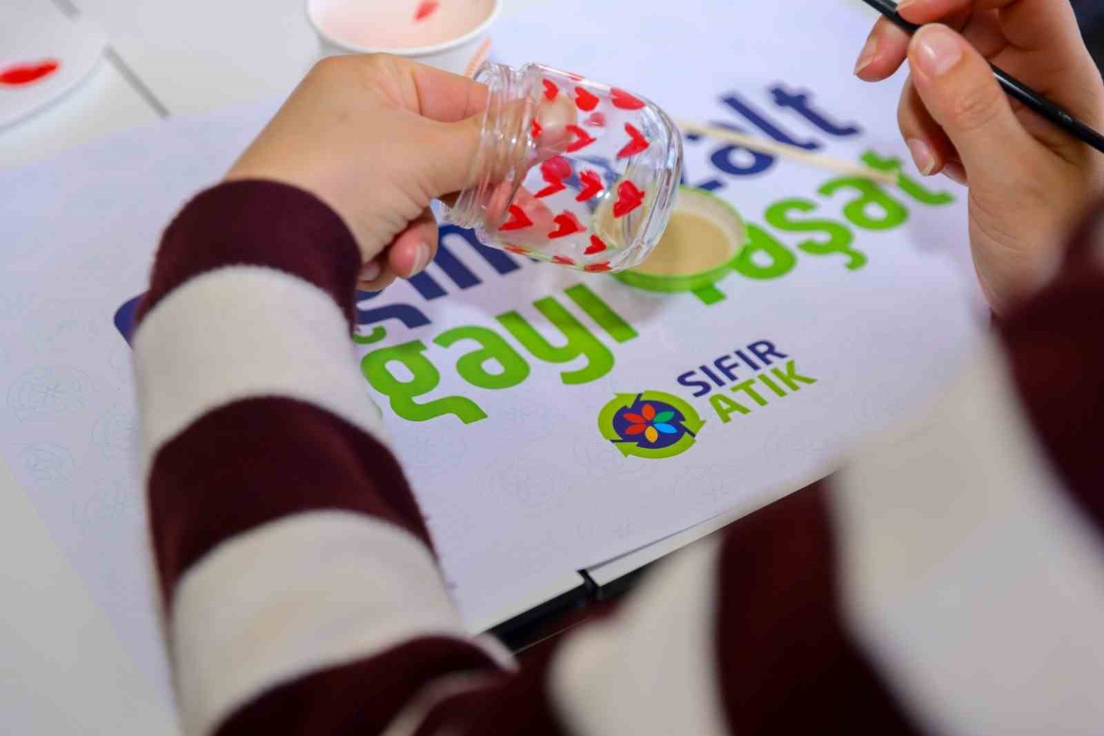 Cam atıklar değerleniyor, kavanozlar mum oluyor
