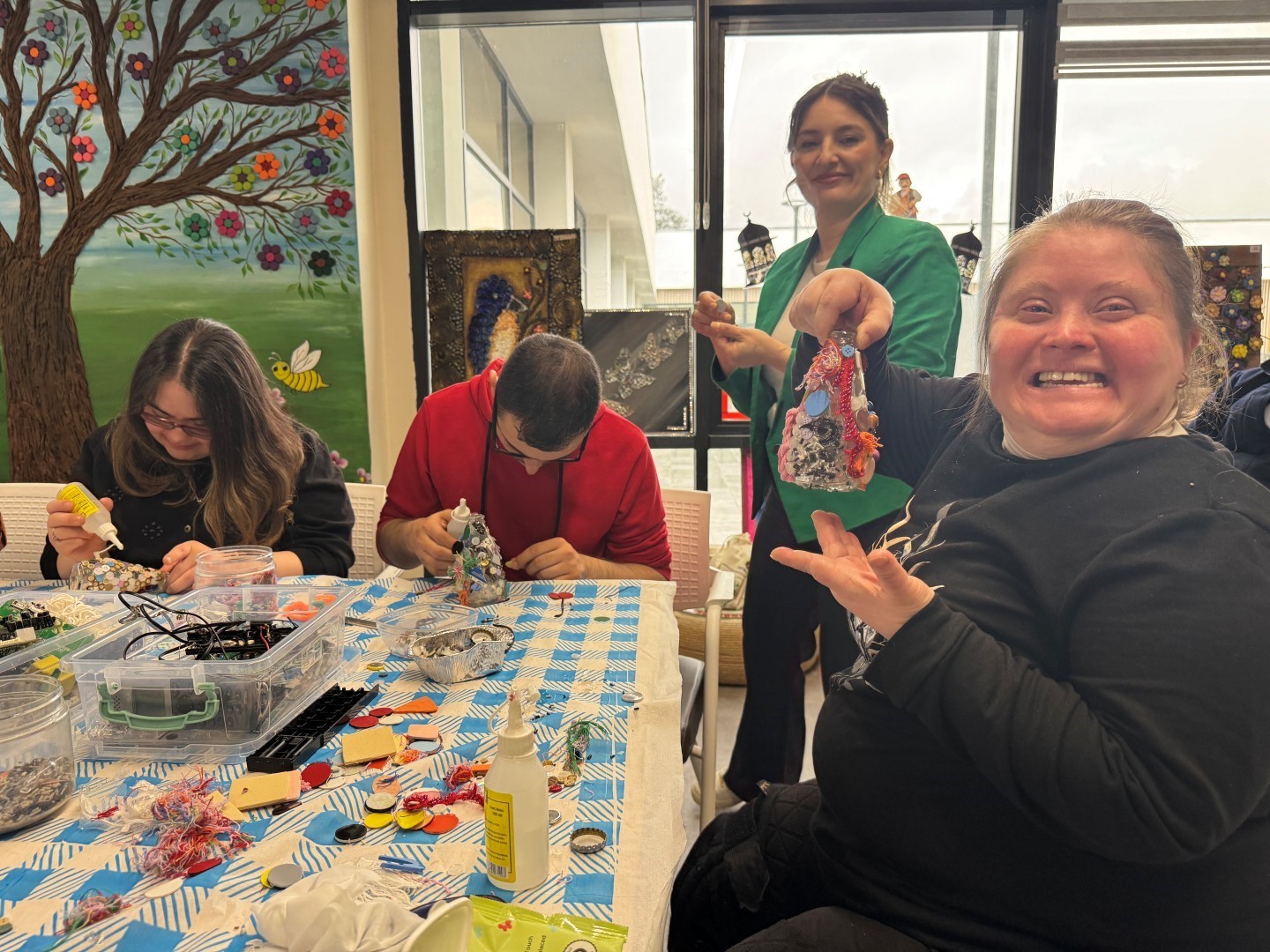 Cam atıklar öğrencilerin elinde sanata dönüştü
