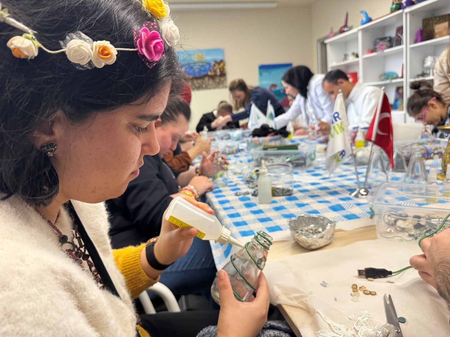 Cam atıklar öğrencilerin elinde sanata dönüştü
