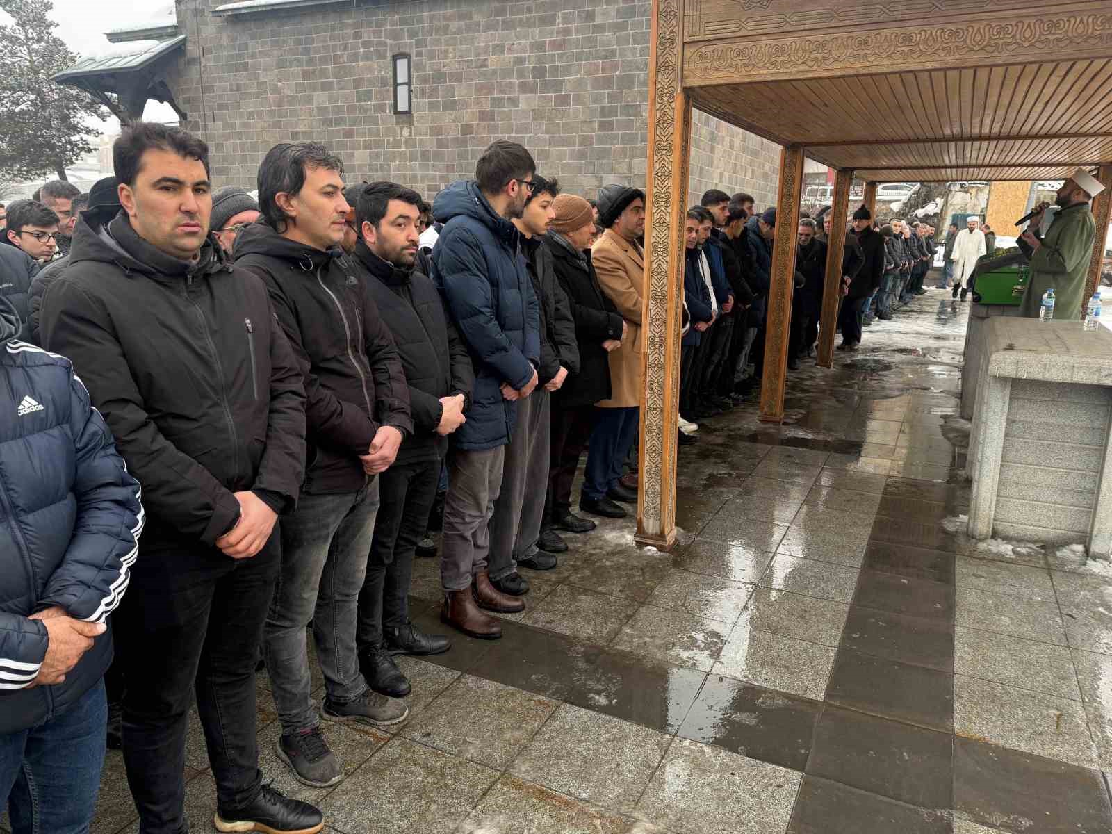 Cam silerken 3. kattan düşen öğretmen son yolculuğuna dualarla uğurlandı
