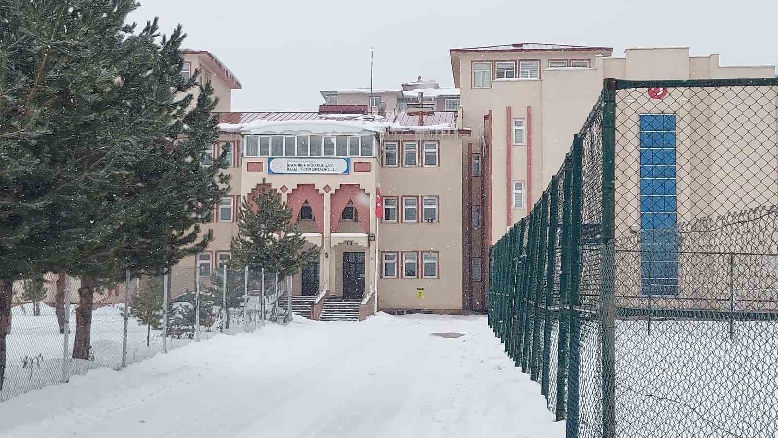 Cam silerken 3. kattan düşen öğretmen son yolculuğuna dualarla uğurlandı
