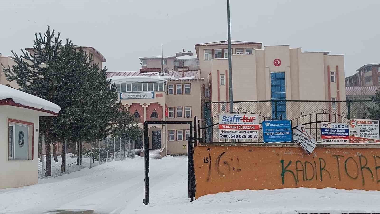 Cam silerken 3. kattan düşen öğretmen son yolculuğuna dualarla uğurlandı
