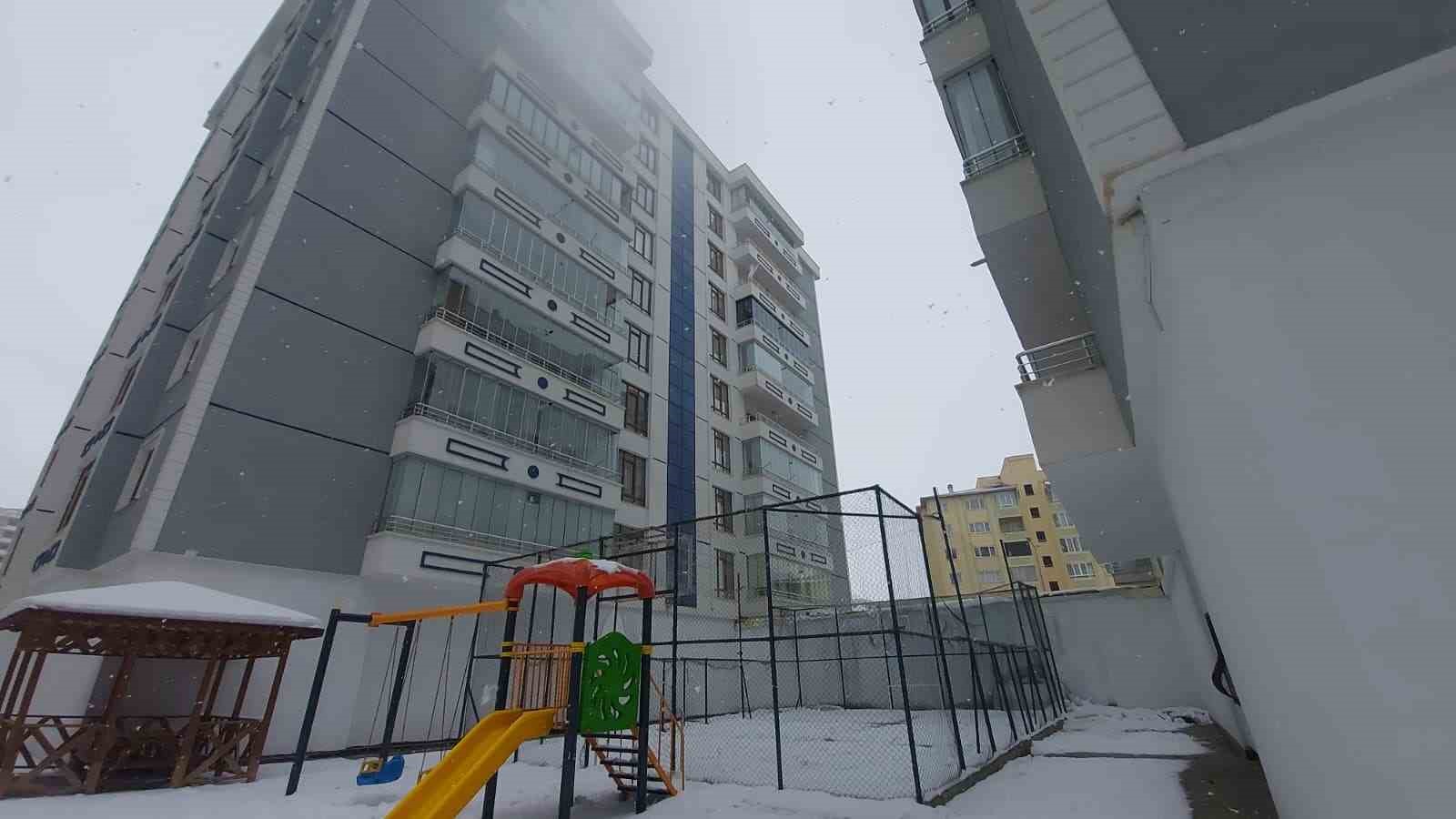 Cam silerken 3. kattan düşen öğretmen son yolculuğuna dualarla uğurlandı
