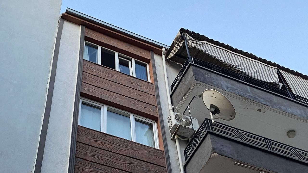 Cam silerken 5. kattan düşen kadın hayatını kaybetti
