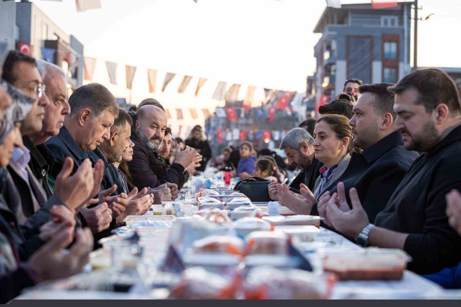 Çamdibi’nde binlerce kişilik iftar sofrası
