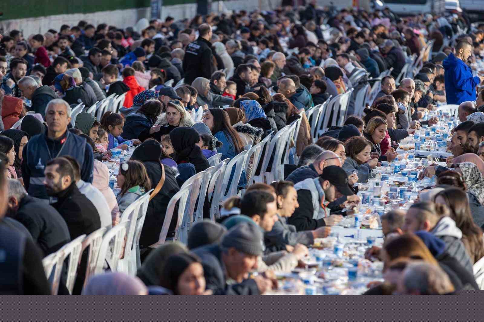 Çamdibi’nde binlerce kişilik iftar sofrası
