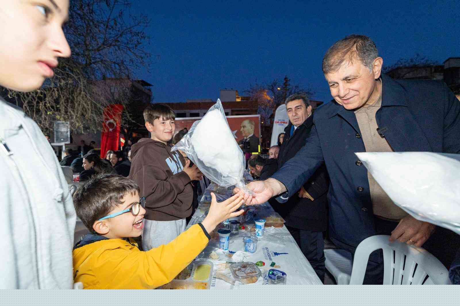 Çamdibi’nde binlerce kişilik iftar sofrası
