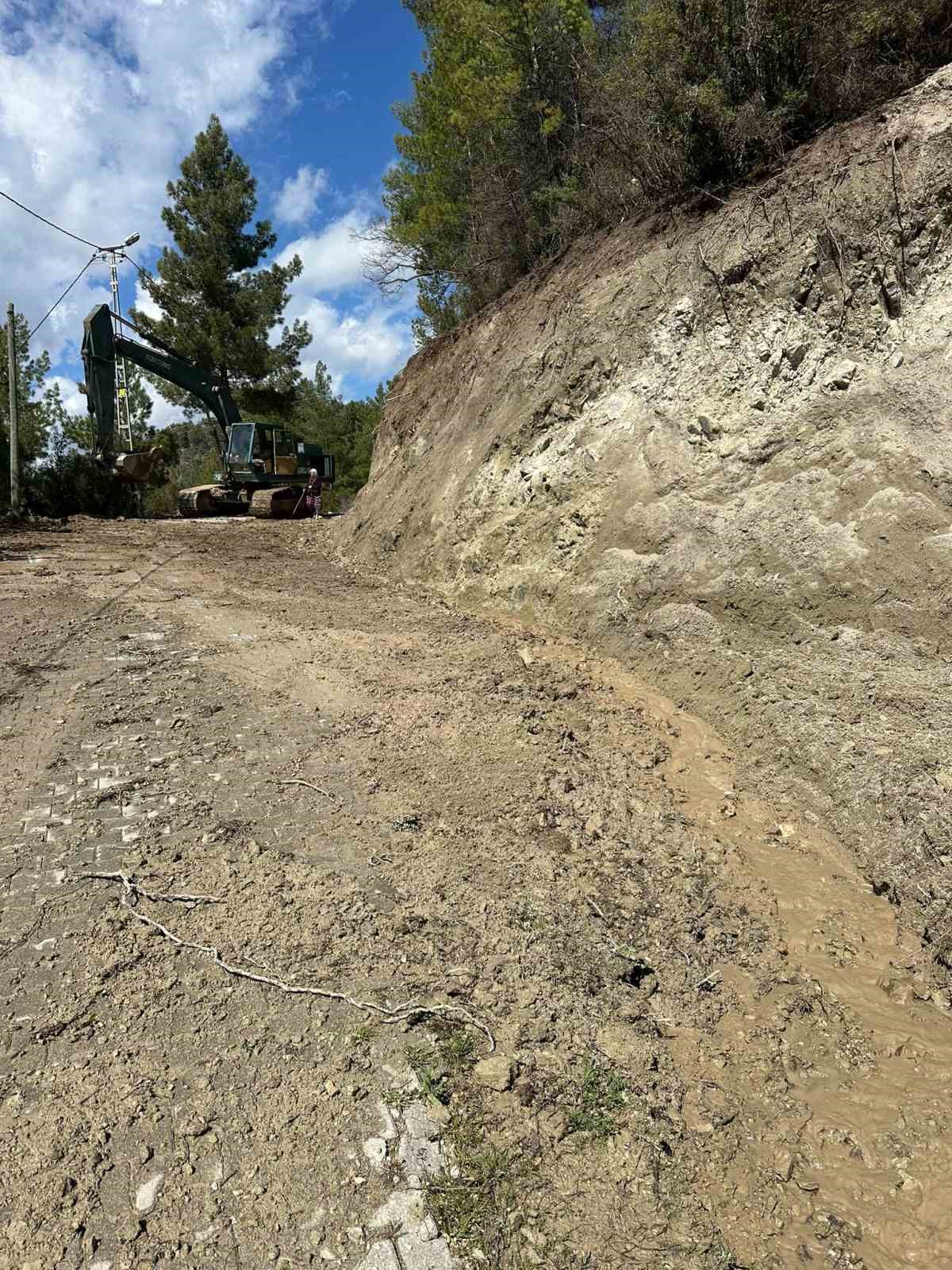 Çameli Belediyesi heyelan sonucu kapanan yolları ulaşıma açtı
