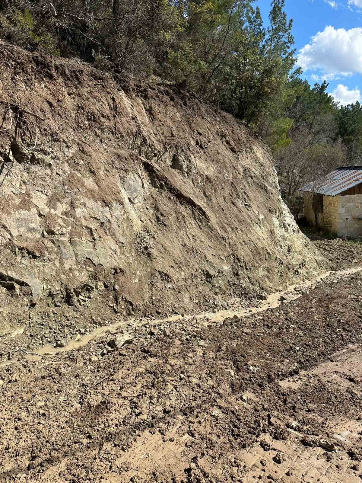 Çameli Belediyesi heyelan sonucu kapanan yolları ulaşıma açtı
