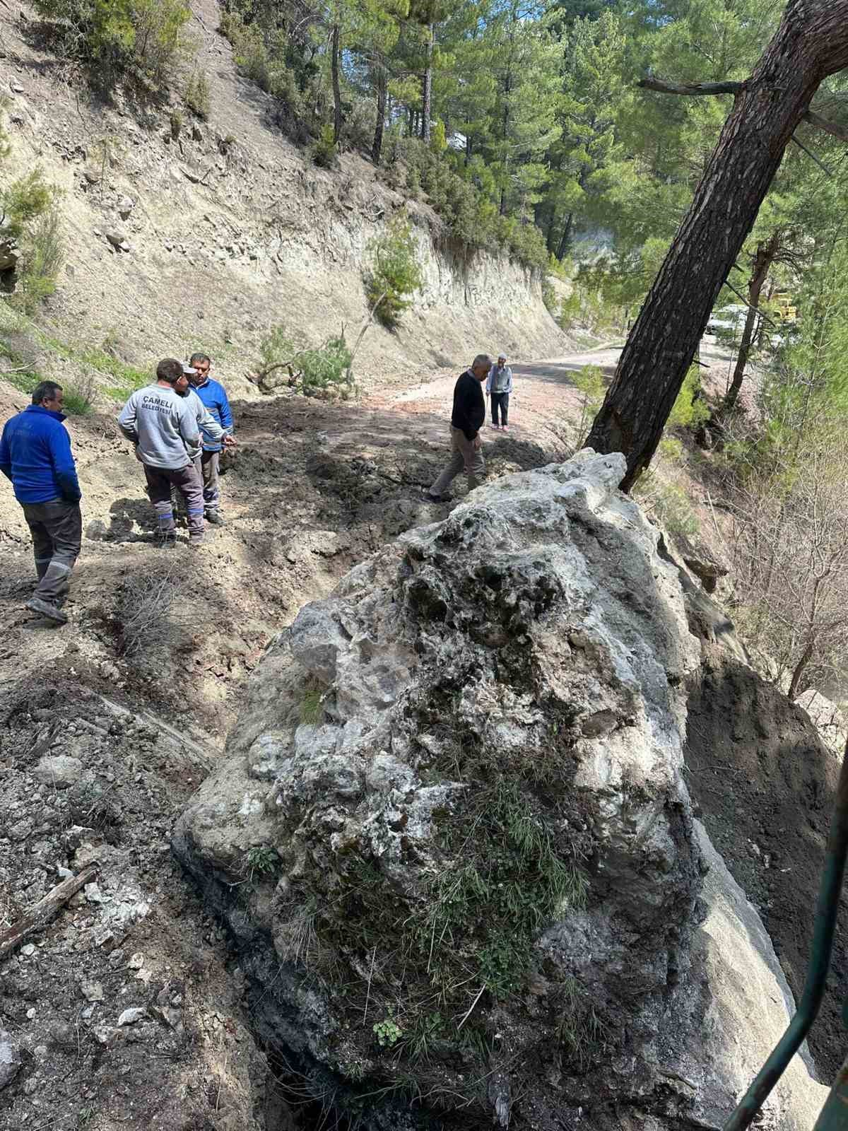 Çameli Belediyesi heyelan sonucu kapanan yolları ulaşıma açtı

