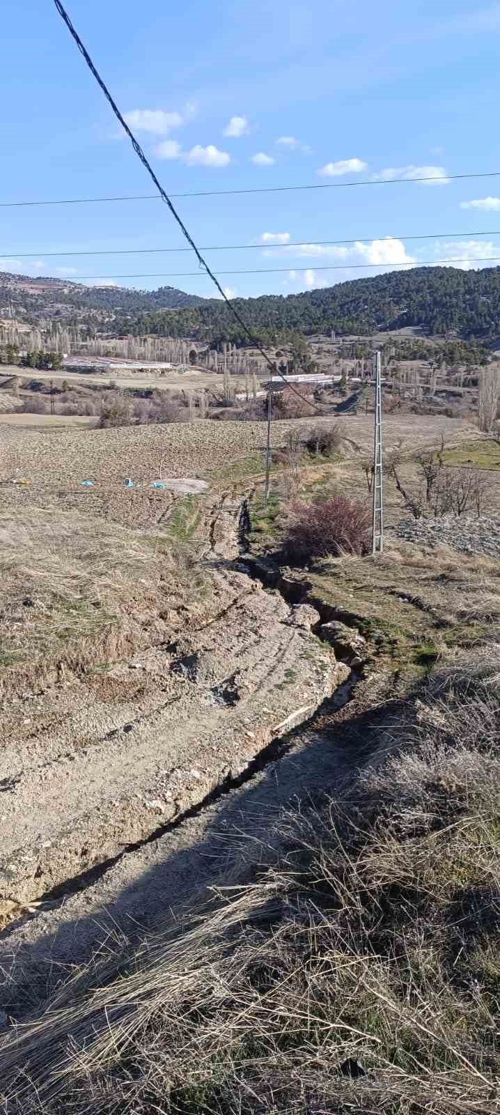 Çameli Belediyesi yol bakım çalışmalarına hız kesmeden devam ediyor
