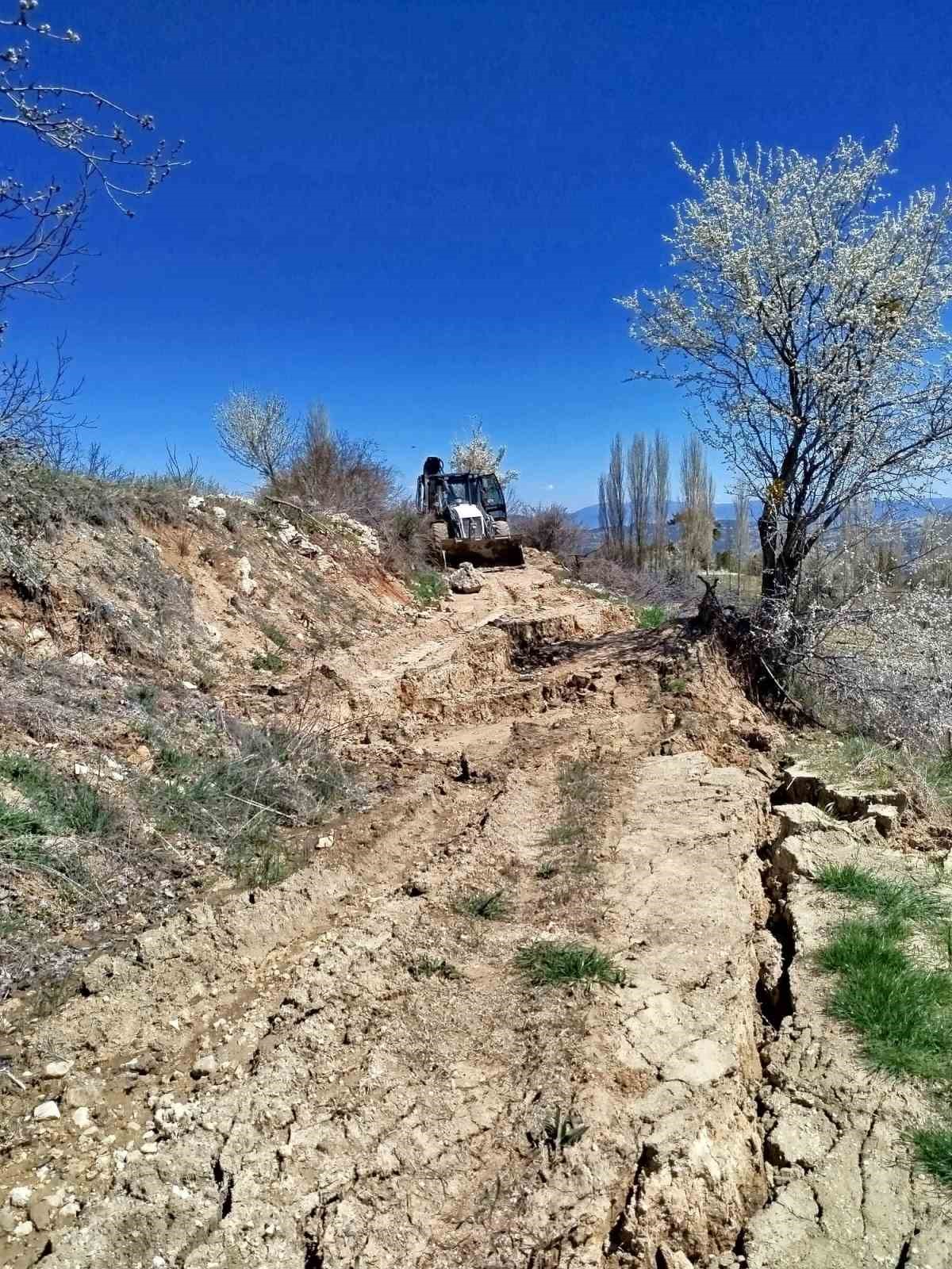 Çameli Belediyesi’nden arazi yollarında yoğun mesai
